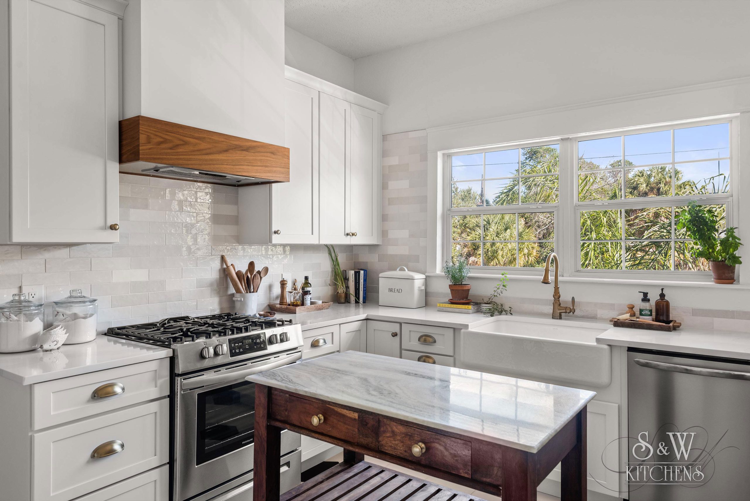 12-27-22-5-Stunning-White-Kitchens-Youll-Love-P4 white and wood kitchen in tampa, fl
