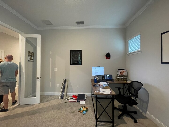 Crawford-before-3-720x540-51625ec7-cad5-4f07-9c70-9e03469ad203 home office before