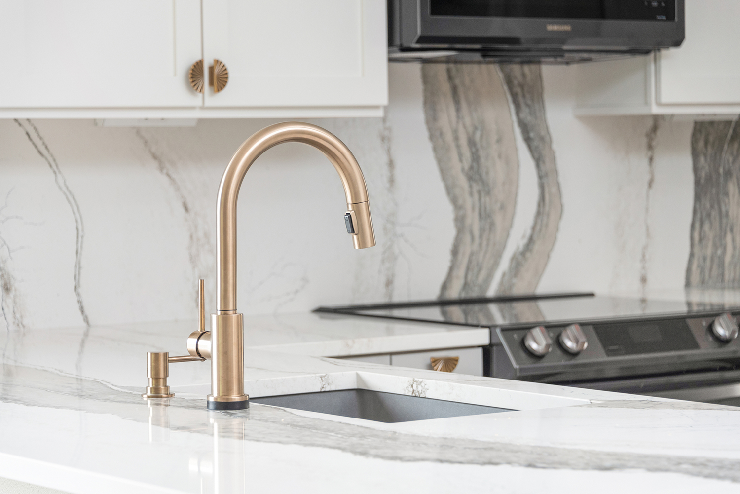 S-W-Raymond-Kitchen--10--2100x1402-7019a0d5-74b9-431c-8022-154ab0efe736